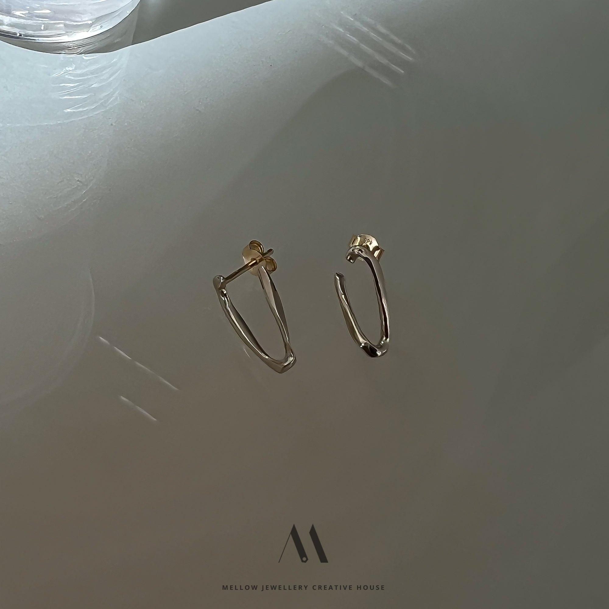 Solid gold stud earrings E3/Au21